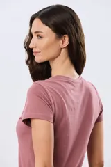 Remera básica de algodón color negro, con cuello redondo y mangas cortas de corte clásico.