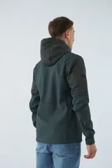 Campera verde oscuro con capucha ajustable, cierre frontal y bolsillos laterales. Tiene mangas largas y logo estampado en el pecho.