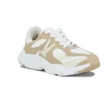 Championes Vizzano de estilo casual con diseño de paneles en tres tonos: blanco, beige y crema. Presentan cierre de cordones, suela de plataforma gruesa y logo lateral en forma de V.