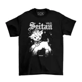 Remera negra de manga corta con estampado frontal estilo gótico que presenta un cordero con collar y la frase 'Hail Seitan'.