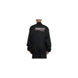 Campera deportiva Balenciaga de cierre frontal, color negro, con cuello alto, bolsillos laterales y el logotipo de la marca estampado en el pecho.