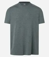 Remera deportiva de manga corta con cuello redondo, confeccionada en tejido técnico con tecnología Dry para mayor transpirabilidad y evaporación del sudor. Presenta un diseño básico con detalles reflectantes.