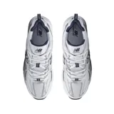 Championes urbanos New Balance modelo 530, color blanco con detalles en plateado y azul marino. Confeccionados en malla transpirable y cuero sintético, cuentan con tecnología de amortiguación ABZORB en la entresuela.