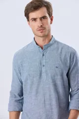 Camisa de lino y algodón color blanco, con cuello mao, manga larga y medio cierre frontal con botones.