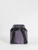 Cartera tipo hobo convertible en mochila, color negro, confeccionada en nylon. Cuenta con un bolsillo frontal con cierre metálico y correa ajustable para llevar al hombro o como mochila.
