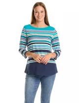 Remera Ruby Rd de algodón con diseño de rayas horizontales en tonos azules, turquesas y blancos. Presenta escote redondo a la base y mangas tres cuartos.