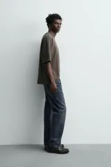Pantalón jeans straight ankle fit de tiro medio, confeccionado en denim de algodón con efecto lavado. Presenta diseño de cinco bolsillos y cierre frontal con cremallera y botón.