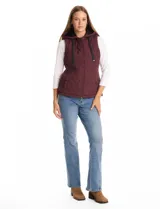 Chaleco de abrigo capitoneado color bordó, con capucha integrada, cierre frontal y bolsillos laterales con botón a presión. Presenta un diseño entallado con forro interior suave.