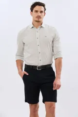 Bermuda clásica azul marino confeccionada en gabardina liviana de algodón con elastano, de corte recto y diseño liso.