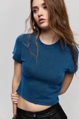 Remera de manga corta con textura acanalada, cuello redondo y calce ajustado al cuerpo.