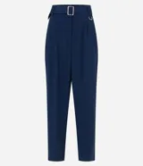 Pantalón zanahoria de mujer confeccionado en tela airflow color azul marino, con trabillas en la cintura, cinturón con hebilla, pliegues y elástico en la espalda.