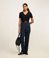 Blusa básica de manga corta con cuello en V, confeccionada en tejido de viscosa con elastano. Presenta un diseño liso y corte ajustado.