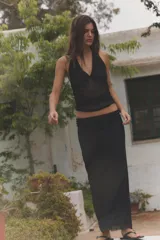 Falda midi de tiro medio, confeccionada en tejido semitransparente color amarillo con estampado de lunares diminutos en tono rosado. Cuenta con cintura elástica y forro interior a tono.