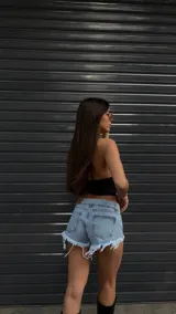 Short de jean tiro medio color celeste con efecto lavado, roturas sutiles y terminación desmechada con flecos en el ruedo.
