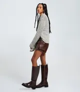 Short pollera femenino de PU color marrón oscuro, con cintura con trabillas, cierre frontal y bolsillos cargo laterales.