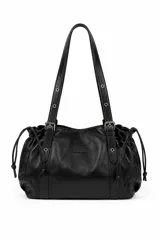 Cartera de hombro de cuero sintético negro, diseño suave y fruncido con tiras ajustables a los costados y correas con detalles de hebillas y argollas metálicas.