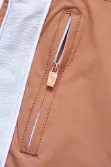 Short de baño color ladrillo con cintura elástica y cordón ajustable. Presenta una franja lateral blanca estilo esmoquin, dos bolsillos laterales y uno trasero con cierre.