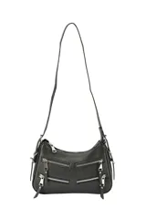 Cartera tipo morral de poliuretano símil cuero color plateado, con múltiples bolsillos frontales con cierre y correa larga ajustable.