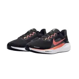 Championes de running Nike Air Zoom Pegasus 41, color negro con detalles en naranja y suela blanca.