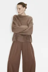 Pantalón de punto elástico color marrón, con cintura elástica fruncida y diseño de piernas globo con elástico fino en los bajos.