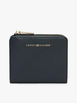 Billetera compacta Tommy Hilfiger de material sintético con textura granulada, cierre superior con cremallera metálica dorada y logo de la marca grabado en el frente.