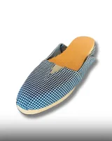 Alpargata de tela con diseño de rayas verticales en blanco y negro, con suela de goma color naranja y detalle elástico en el empeine.