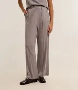 Pantalón wide leg de chenille color gris, con cintura elástica, trabillas para cinturón y flecos verticales.