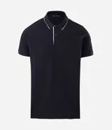 Polo de manga corta confeccionada en algodón de media malla, color negro con detalles en blanco en el cuello y los bordes de las mangas. Presenta cuello polo tradicional y cierre frontal con botones.
