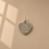 Dije en forma de corazón de plata 925 con grabado personalizado de datos de nacimiento.