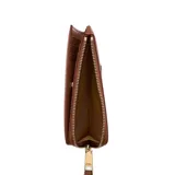 Billetera de cuero marrón Marc Jacobs modelo The Medium Flat Wallet, con múltiples ranuras para tarjetas, cierre de broche a presión y compartimento con cierre de cremallera.