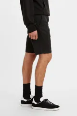 Bermuda Levi's modelo XX Chino Short II, color negro, de tiro medio y corte estándar con bolsillos laterales y traseros.