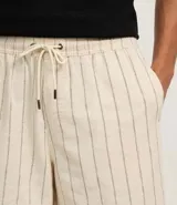 Bermuda masculina confeccionada en tejido de tricolina con estampa de rayas rústicas, cintura elástica con cordón ajustable y bolsillo.