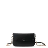 Cartera tipo bandolera de cuero sintético color negro, con solapa frontal y detalle de logo grabado. Incluye correa combinada de cadena metálica dorada y cuero sintético ajustable.