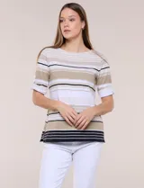 Remera de algodón a rayas horizontales en tonos beige, blanco y negro, con cuello redondo, mangas cortas con dobladillo y aberturas laterales en el ruedo.