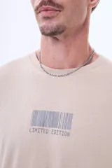 Remera de manga larga color beige, con cuello redondo y estampado frontal con diseño de código de barras y la leyenda 'LIMITED EDITION'.