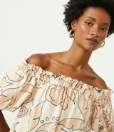 Blusa con escote de hombro a hombro en viscosa con estampado floral en tonos beige y negro.