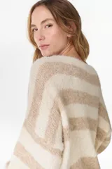 Cardigan tejido de punto a rayas horizontales en tonos crudo y beige, de manga larga y diseño holgado.