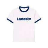 Remera blanca de algodón con cuello y mangas con ribete azul marino. Estampa frontal con el logo de Lacoste en azul y el cocodrilo verde bordado.
