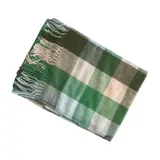 Bufanda rectangular de tejido afelpado con diseño de cuadros en tonos rosado, gris y beige. Presenta terminaciones con flecos en los extremos.
