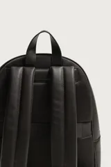 Mochila marrón oscuro con acabado abatanado, compartimento principal con cierre, bolsillo frontal con solapa y asa de mano.
