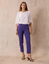 Pantalón verde esmeralda de gabardina elastizada, marca Zac & Rachel, de corte recto con pretina ancha pespunteada y largo al tobillo. Presenta bolsillos simulados.