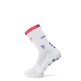 Medias deportivas de caña media color blanco, con detalles en rojo y azul. Presentan el logo de Nacional y la marca Tiffosi, con suela antideslizante.