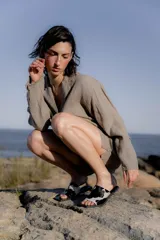 Sandalias planas con capellada de cuero con estampado animal print, punta cuadrada y suela de goma.