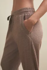Pantalon de descanso tipo jogging, confeccionado en tejido acanalado color marrón topo, con cintura elástica y cordón de ajuste.