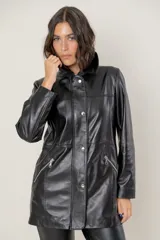 Campera de cuero con cierre frontal de botones a presión, cuello camisero y bolsillos laterales con cierre metálico.