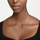 Colgante con cadena dorada y dije en forma de corazón rojo con borde dorado y cristales blancos.