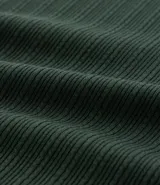 Remera de manga corta, cuello redondo y calce ajustado (slim fit), color gris claro, con textura acanalada vertical.