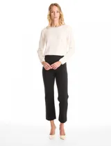 Pantalón cigarette de tiro alto color marrón, confeccionado en tejido elastizado. Presenta un diseño de pretina ancha y plana sin cierres, con costuras verticales pronunciadas a lo largo de cada pierna y corte recto al tobillo.