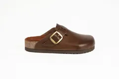 Zueco marrón de cuero con hebilla dorada ajustable y plantilla anatómica de corcho.