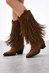 Botas texanas de gamuza color marrón con diseño de flecos largos en toda la caña y taco cuadrado.